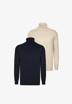 Due maglioni a collo alto: uno blu scuro e uno beige. Entrambi sono a costine nel colletto e nei polsini, con una forma attillata e una consistenza morbida.