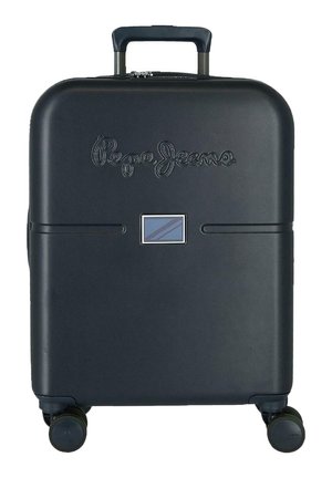 Maleta rígida negra con cuatro ruedas, asa telescópica, logo en relieve "Pepe Jeans" y un pequeño emblema rectangular en el frontal.