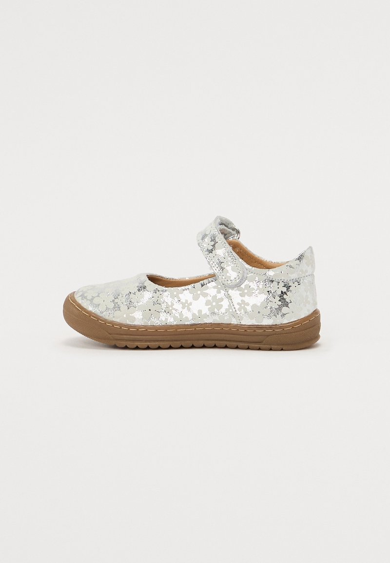 Silberne, mit Blumenmuster verzierte Mary Jane-Schuhe für Kinder mit Klettverschluss und brauner Gummisohle, von der Seite auf weißem Hintergrund gezeigt.