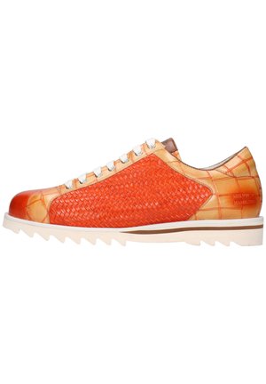 Zapatillas de cuero naranja con textura trenzada y acentos lisos. Cuerdas blancas y suela ligera con ranuras. Marca mínima en el talón.