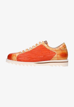 Sneaker in pelle arancione con texture intrecciata e accenti lisci. Lacci bianchi e suola leggera con scanalature. Branding minimale sul tallone.
