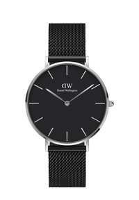 Juodas tinklinis dirželis su apvaliu juodu ciferblatu, sidabriniais elementais ir nesudėtingais valandų žymekliais, kuriame pabrėžiamas prekės ženklas "Daniel Wellington."