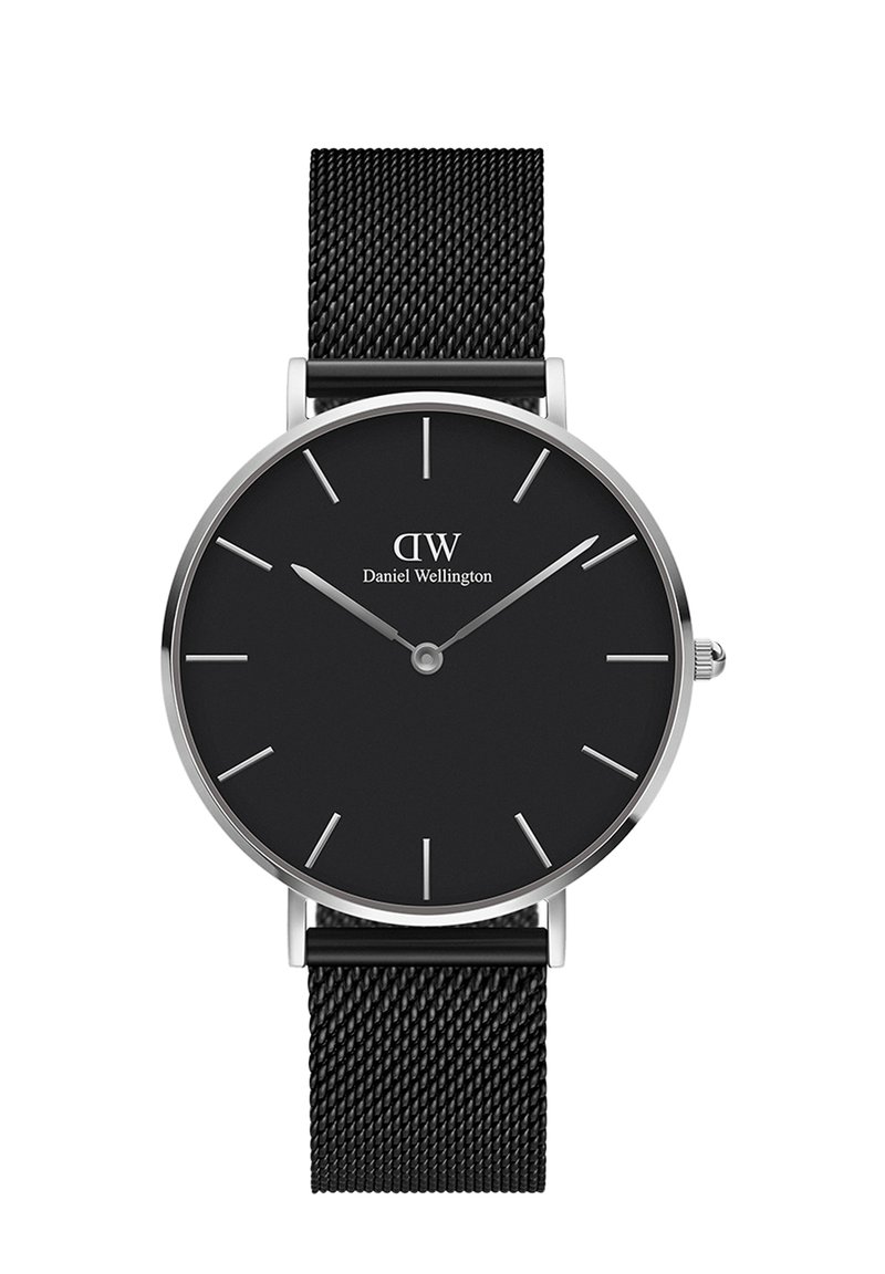 Juodas tinklinis dirželis su apvaliu juodu ciferblatu, sidabriniais elementais ir nesudėtingais valandų žymekliais, kuriame pabrėžiamas prekės ženklas "Daniel Wellington."