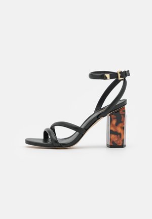 Sandale en cuir noir à talon haut avec bride de cheville, bout carré et talon bloc épais motif écaille de tortue.