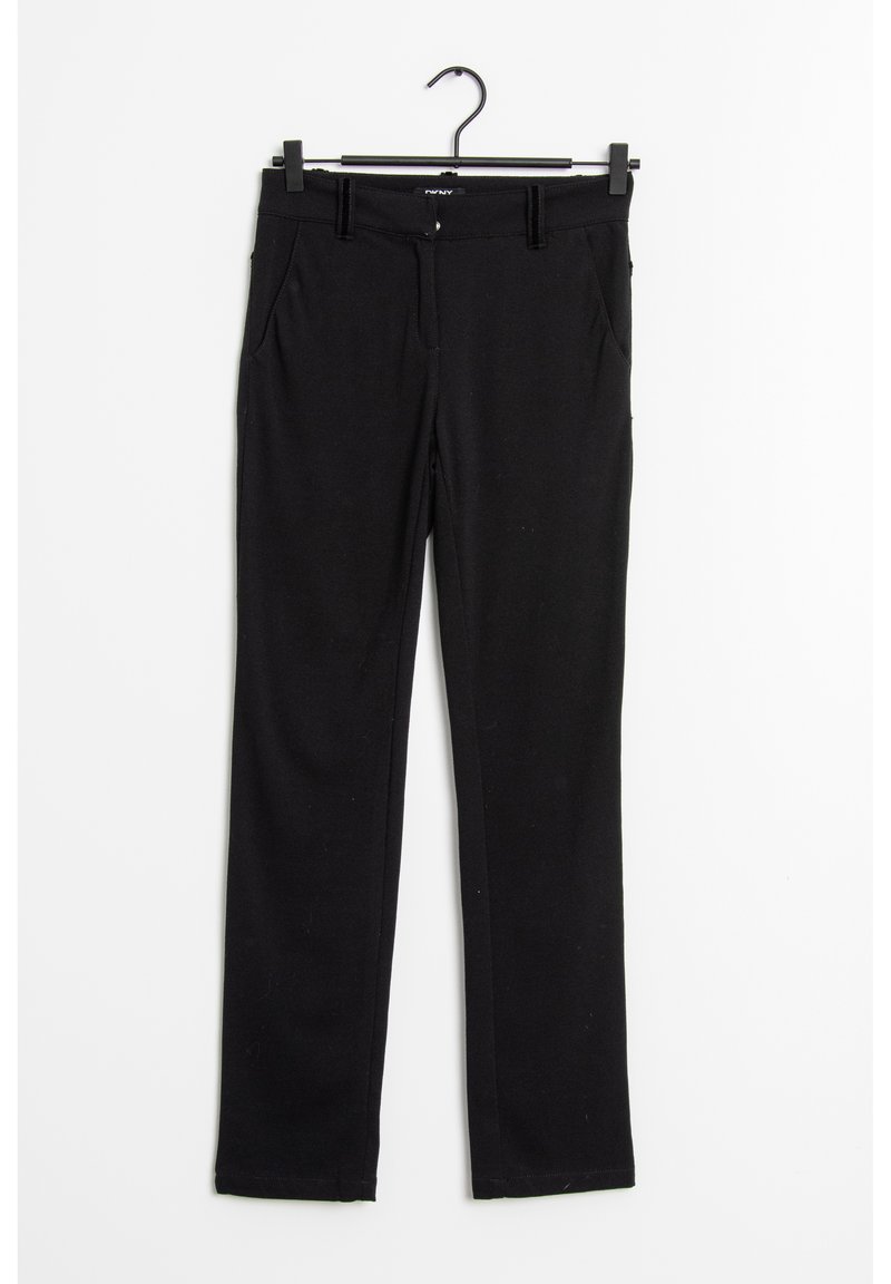 Czarne, dopasowane spodnie wykonane z miękkiego materiału, charakteryzujące się gładką teksturą, szlufkami na pasek, przednimi kieszeniami oraz prostą nogawką.