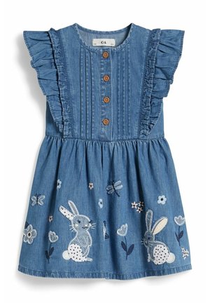 Denim kjole til småbørn med flæseærmer, træknapper, pletter i livet og broderede kaniner, blomster og sommerfugle på nederdelen.