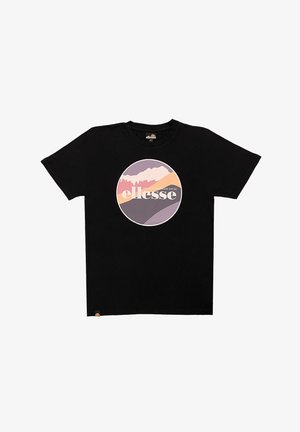 Czarny krótki T-shirt z okrągłym wielokolorowym nadrukiem i napisem "ellesse" na środku przodu.