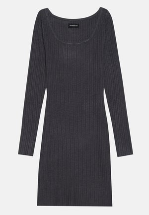 Rochie cu mânecă lungă, cu textura ribbed, de culoare gri închis, având un decolteu rotund și o siluetă ajustată. Fabricată dintr-un material texturat cu ușoară elasticitate.
