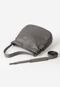 Graue Leder-Umhängetasche mit strukturiertem Finish, rechteckiger Form, abnehmbarem Tragegurt und minimalistischem Designdetails.