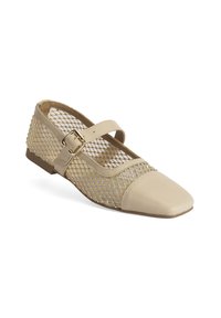 Chaussure plate beige avec un bout carré, présentant un design en filet avec des accents irisés et une bride à boucle sur le côté.