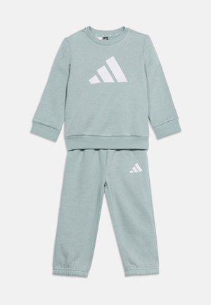 adidas Performance ESSENTIALS JOGGER SET - Tuta - sage/white