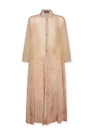 Robe longue beige boutonnée avec un motif floral subtil, manches longues et col montant avec boutons-pression.