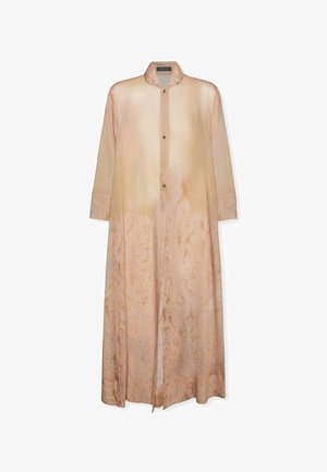 Lange beige jurk met knopen aan de voorkant, een subtiel bloemenpatroon, lange mouwen en een hoge kraag met drukknoopsluiting.