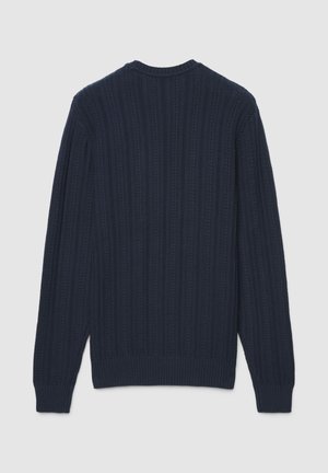 Pull en maille bleu marine avec texture côtelée, encolure ronde et manches longues. Détails de coutures visibles et ourlet ajusté à la taille.