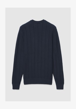 Pull en maille bleu marine avec texture côtelée, encolure ronde et manches longues. Détails de coutures visibles et ourlet ajusté à la taille.