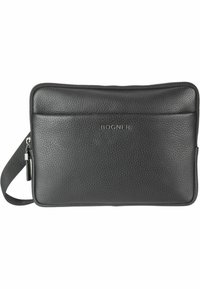 Borsa per laptop in pelle nera con superficie texturizzata, dotata di tasca frontale con zip, tracolla stretta e marchio metallico sulla parte anteriore.