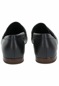 Granatowe skórzane buty o gładkiej fakturze, niskiej pięcie i zaokrąglonym przodzie, z brązową podeszwą przypominającą drewno.