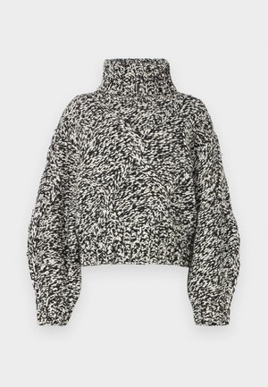 Suéter de cuello alto de ganchillo en blanco y negro, con un patrón texturizado en forma de diamante, longitud corta y puños y dobladillo acanalados.