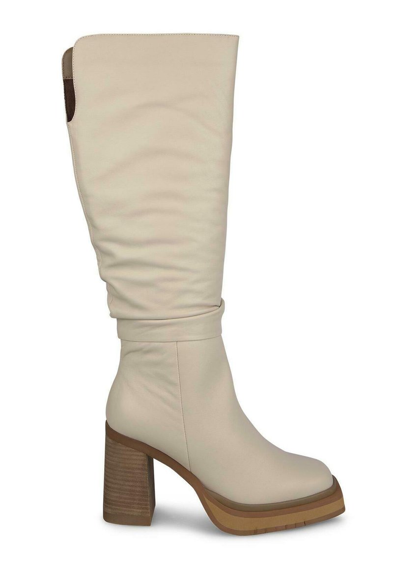 Knöchelhigh cremefarbene Lederstiefel mit schlappem Design, quadratischer Zehenform und braunem Holzblockabsatz. Texturierte Sohle für besseren Halt.