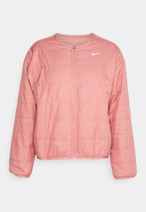 Piepūsta rozā jaka ar apaļu kakla izgriezumu un rāvējslēdzēju, ar šuvinātām horizontālām paneļiem un baltu Nike logo uz krūšu daļas.