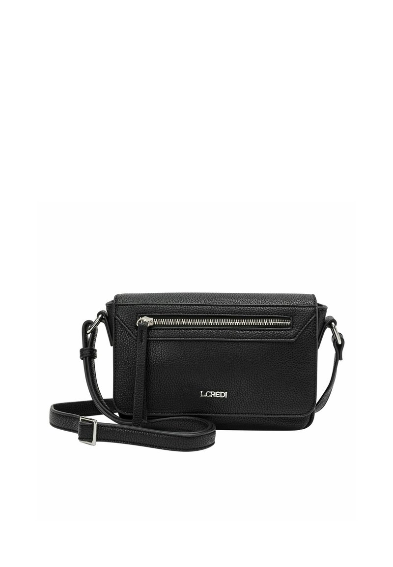 Bolsa de cuero negro tipo bandolera con un acabado texturizado, que cuenta con un bolsillo frontal con cremallera, correa desmontable y herrajes en tono plateado.