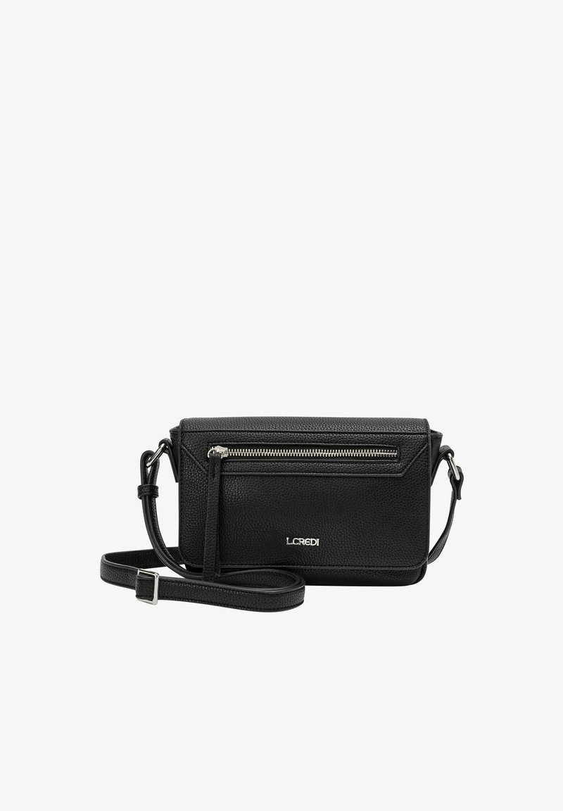 Bolsa de cuero negro tipo bandolera con un acabado texturizado, que cuenta con un bolsillo frontal con cremallera, correa desmontable y herrajes en tono plateado.