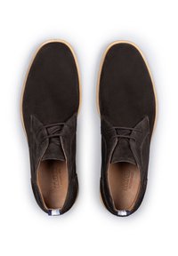 Chaussures en daim marron avec un orteil arrondi, système de lacets, semelle beige et détail de talon contrastant. Design simple avec une texture lisse.