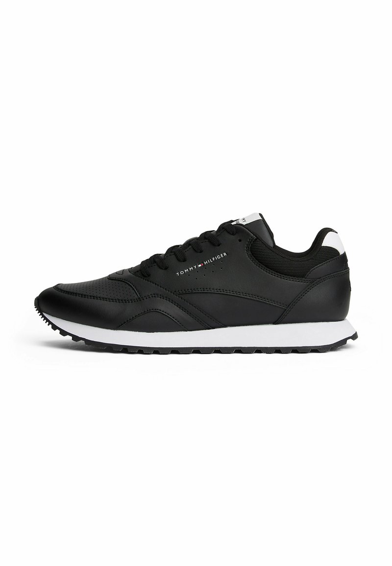 Schwarzer synthetischer Sneaker mit glatter Textur, weißer Zwischensohle, Schnürdesign und Branding an der Seite. Mit einem leichten Bogen und Gummisohle.