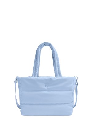 Bolsa tote acolchada azul claro con asas dobles y correa de hombro extraíble, con un pequeño logo de escudo en el centro delantero.
