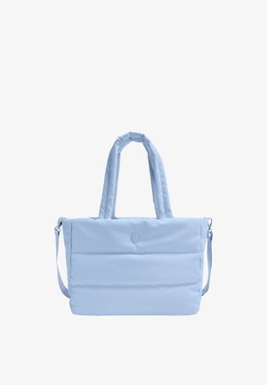 Sac cabas matelassé bleu clair avec double poignée et bandoulière amovible, avec un petit logo en forme de bouclier au centre avant.