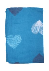 Coperta pieghevole blu in pile con motivi a cuore bianchi e blu scuro sparsi sulla sua superficie.