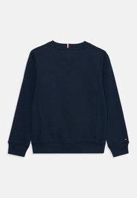 Navy Sweatshirt mit langen Ärmeln, Rundhalsausschnitt, strukturiertem Stoff, gerippten Bündchen und Saum, mit einem kleinen Logoakzent in der Nähe des Handgelenks.