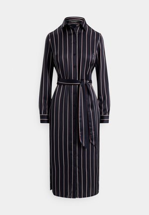 Tengerészkék ingruha hosszú ujjakkal, gombos elülső résszel és derékszalaggal. Függőleges rózsaszín csíkokkal és klasszikus gallér kialakítással.