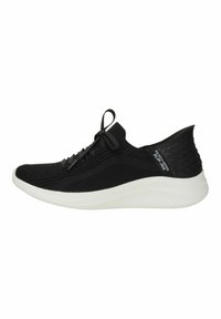 Zapatilla deportiva negra con una parte superior de punto transpirable y una suela de goma. Presenta una entresuela blanca y un talón texturizado para mayor soporte.
