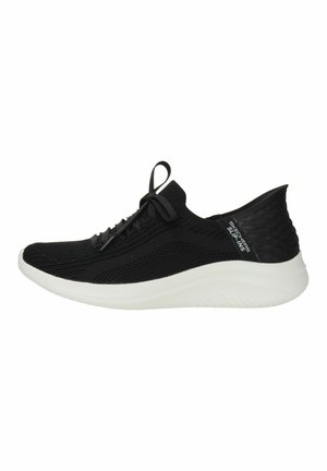 Zapatilla deportiva negra con una parte superior de punto transpirable y una suela de goma. Presenta una entresuela blanca y un talón texturizado para mayor soporte.