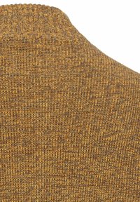 Strickpullover mit einem strukturierten Muster in verschiedenen Senfgelb- und Brauntönen sowie einem hohen Kragen, der ein gemütliches und weiches Erscheinungsbild zeigt.