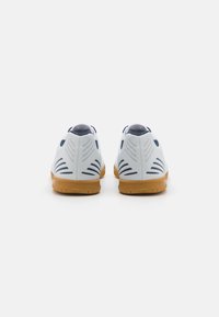 Umbro TOCCO IV CLUB IC - Futbola apavi iekštelpām - white/poseidon/blazing yellow