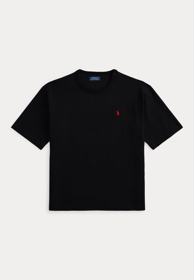 Μαύρο κοντομάνικο βαμβακερό μπλουζάκι, με στρογγυλή λαιμόκοψη και μικρό κόκκινο λογότυπο πόλο στο αριστερό στήθος.