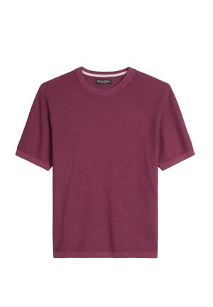 Bordowa, dzianinowa koszulka z krótkim rękawem i okrągłym dekoltem, z małą czarną metką wewnątrz dekoltu.