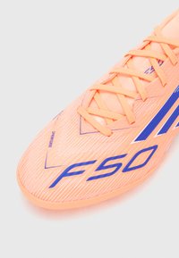 adidas Performance F50 LEAGUE TF - Muru jalgpallisaapad - beam orange/lucid blue/white