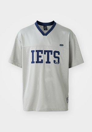 Grå mesh kortermet jersey med blå V-hals og stor "IETS" tekst i marineblå. Inkluderer en liten logo etikett på venstre side.