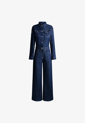 Salopette in denim blu scuro, con collo a camicia, maniche lunghe, due tasche sul petto e pantaloni a gamba larga con vita regolabile.