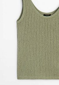 Débardeur vert en tricot sans manches avec motif côtelé vertical et encolure ronde sur fond blanc.