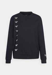 Černá mikina z bavlny s kulatým výstřihem, dlouhými rukávy a zlatými logy vertikálně uspořádanými na levé straně a rukávu.