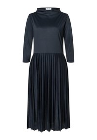 Schwarzes Kleid mit enganliegendem Oberteil, hohem Kragen und dreiviertellangen Ärmeln, das in einen plissierten Rock mit fließendem Design übergeht.