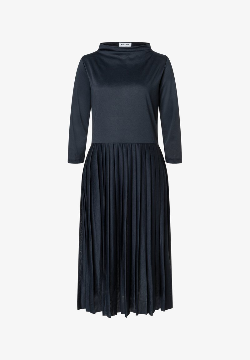 Schwarzes Kleid mit enganliegendem Oberteil, hohem Kragen und dreiviertellangen Ärmeln, das in einen plissierten Rock mit fließendem Design übergeht.