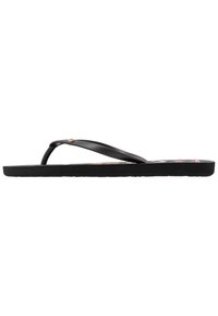 Svart flip-flop sandal med en glatt gummioverdel, tynne stropper og en teksturert svart såle med et fargerikt grafisk design på fotsengen.