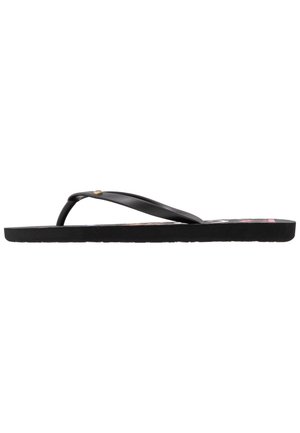 Tongs noires avec un dessus en caoutchouc lisse, des fines lanières et une semelle noire texturée présentant un graphique coloré sur la semelle intérieure.