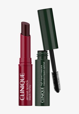 Donkerrode lipstickbuis met label Clinique Almost Lipstick Black Honey en groene mascarabuis met label Clinique High Impact Mascara met borsteltje.