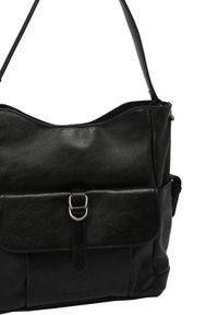 Borsa a spalla in pelle nera con parte superiore curva, chiusura a patta frontale, accessori in metallo e tracolla regolabile. Texture liscia con dettagli sottili.